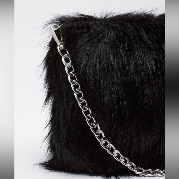 0225 NWT Nasty Gal black Faux Fur Shoulder Bag - Picture 4 of 6